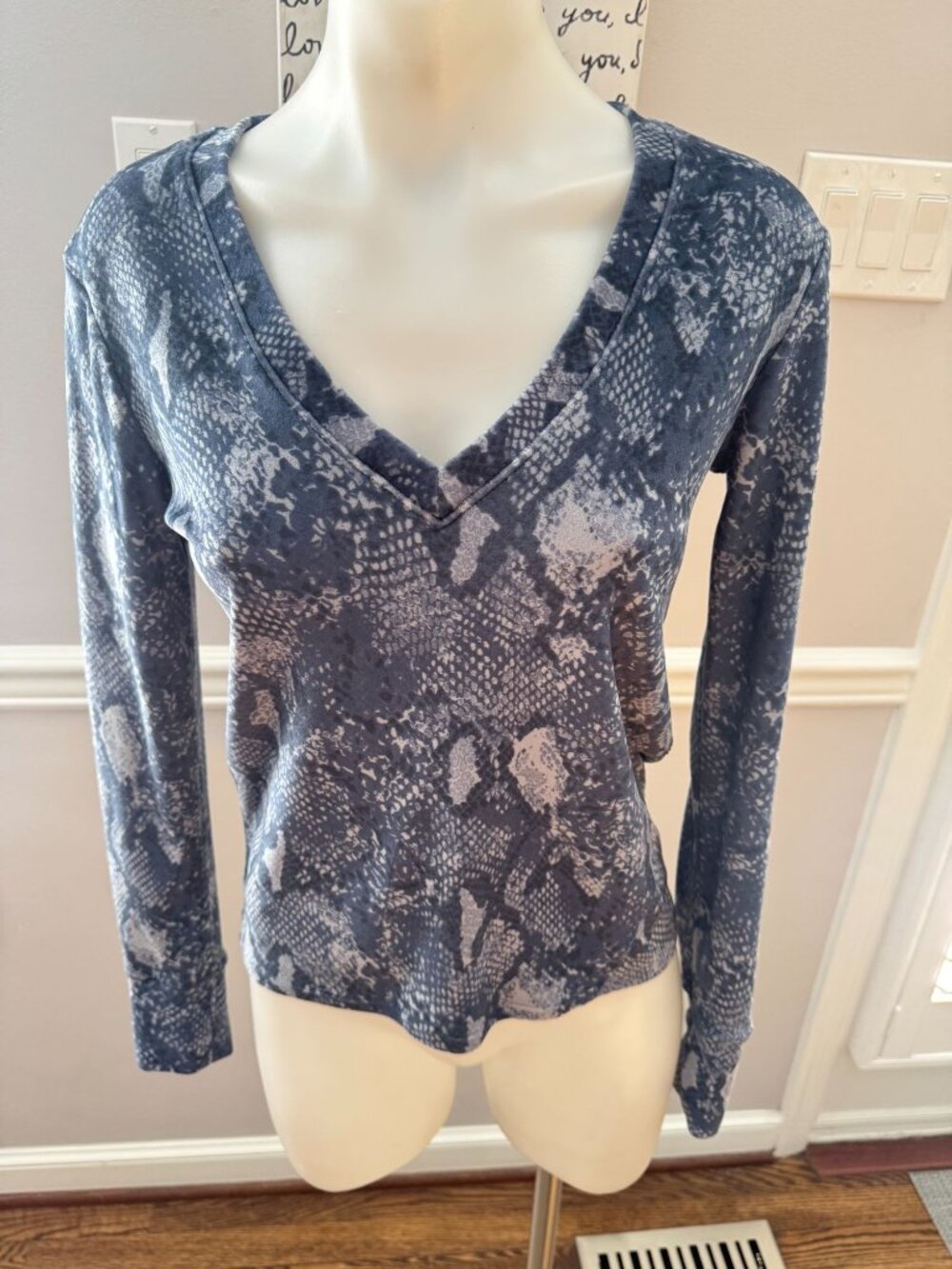 RED HAUTE Blue Snake Print V Neck Sweater Top Size XS